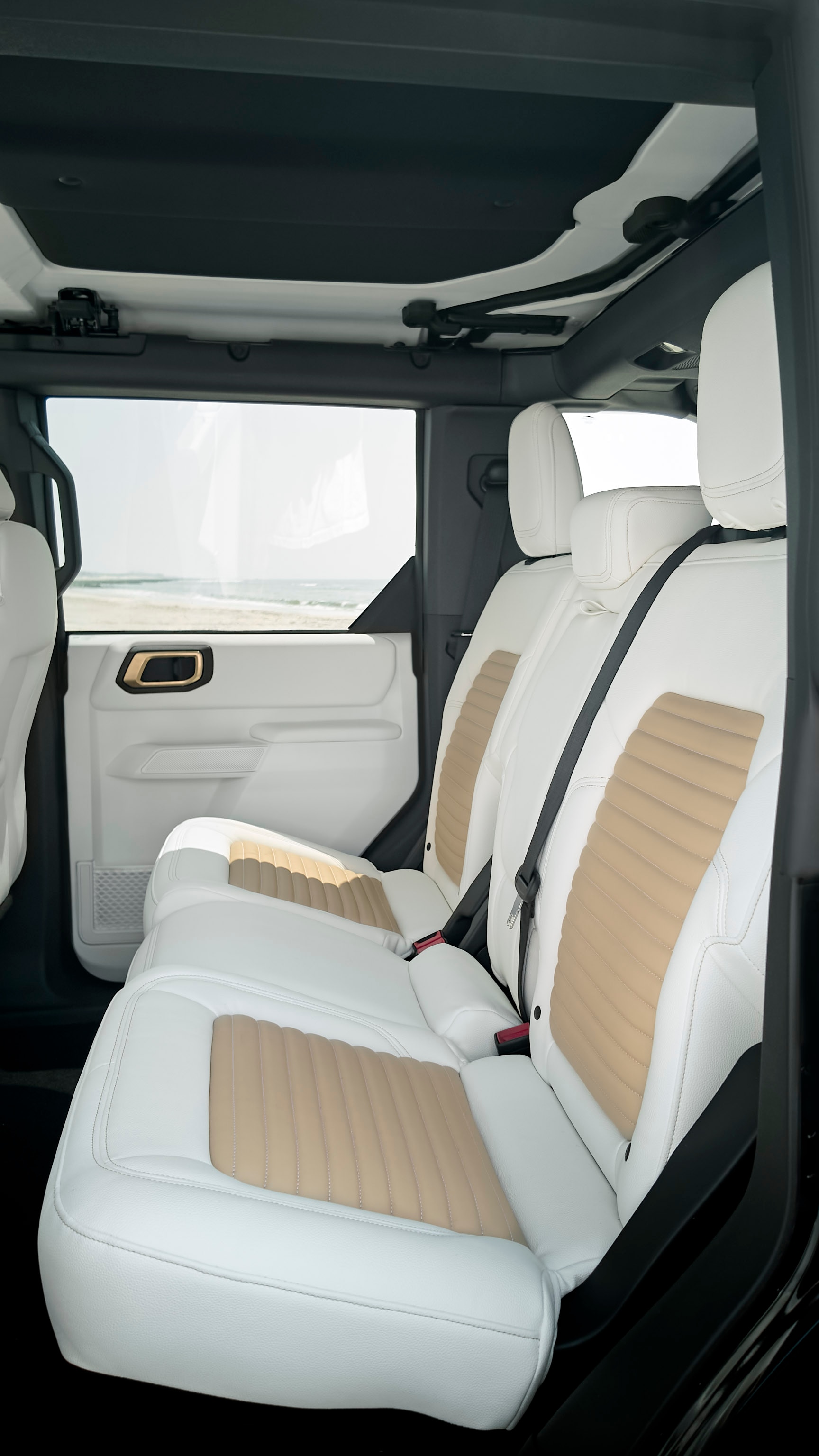 Ford Brand Design exists to shape how Ford tells its story visually. But we’re also consulted, from time to time, to work with partners and push the boundaries of what’s possible within a specific vehicle’s design framework. Ford’s latest effort is a collaboration with fashion brand alice + olivia by Stacey Bendet and Bronco. 